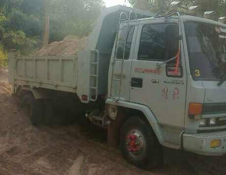 ***ขายแล้วครับขอบคุณ Truck2hand //ขายดาวน์**เปลี่ยนสัญญา 6ล้อดั๊มดิน ISUZU ROCKY FRR 175 6BG1 เครื่องแน่นดี รถวิ่งงานอยู่ ช่วงล่างคัสซีดีไม่ปะไม่ดาม มีตำหนิหูแหนบหลังนิดนึง กระบะดั้มเหล็กยิงหน้า3.60ม.พื้นดีข้างดีไม่ผุ หัวเก๋งบางไม่ผุ พ.พาวเวอร์ แอร์ เบรคท