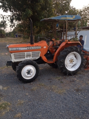 ขายคูโบต้าL2402 พร้อมผาน3 สภาพเดิมๆ สนใจติดต่อ088-4267077จัดส่งระยองคับ