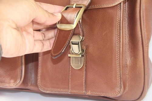 กระเป๋าหนังแท้ เย็บเสร็จหมาดๆ กระเป๋าหนังแท้ เย็บเสร็จหมาดๆ