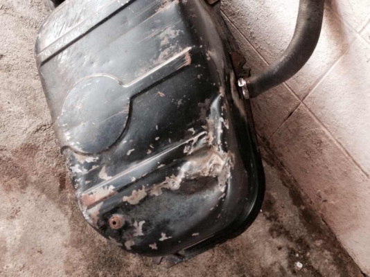 ขายถังน้ำมัน พร้อมตัววัดระดับน้ำมัน bmw e30 สภาพดี ในถังไม่มีสนิม แต่มีบุบนิดหน่อยดูตรงรูปสุดท้าย ราคา900บาท โทร0875077464โส กทม