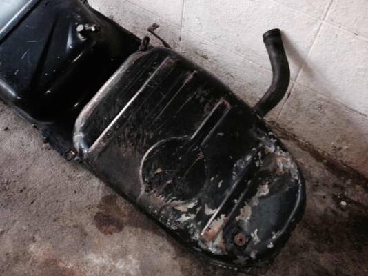 ขายถังน้ำมัน พร้อมตัววัดระดับน้ำมัน bmw e30 สภาพดี ในถังไม่มีสนิม แต่มีบุบนิดหน่อยดูตรงรูปสุดท้าย ราคา900บาท โทร0875077464โส กทม