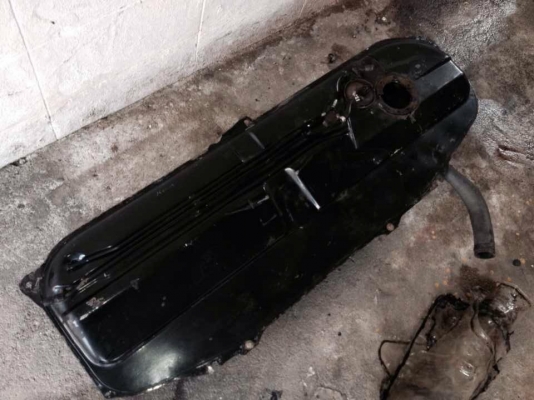 ขายถังน้ำมัน พร้อมตัววัดระดับน้ำมัน bmw e30 สภาพดี ในถังไม่มีสนิม แต่มีบุบนิดหน่อยดูตรงรูปสุดท้าย ราคา900บาท โทร0875077464โส กทม