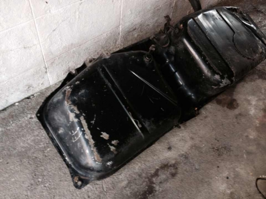 ขายถังน้ำมัน พร้อมตัววัดระดับน้ำมัน bmw e30 สภาพดี ในถังไม่มีสนิม แต่มีบุบนิดหน่อยดูตรงรูปสุดท้าย ราคา900บาท โทร0875077464โส กทม