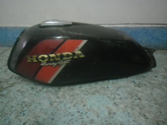 ขายถังนํ้ามันครับ ถังyl2  กับถังฮอนด้า วิงสวยๆไม่ผุครับ