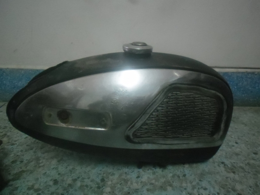 ขายถังนํ้ามันครับ ถังyl2  กับถังฮอนด้า วิงสวยๆไม่ผุครับ