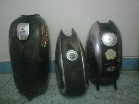 ขายถังนํ้ามันครับ ถังyl2  กับถังฮอนด้า วิงสวยๆไม่ผุครับ