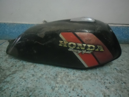 ขายถังนํ้ามันครับ ถังyl2  กับถังฮอนด้า วิงสวยๆไม่ผุครับ