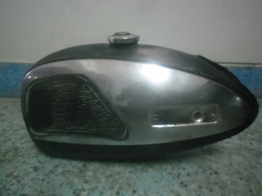 ขายถังนํ้ามันครับ ถังyl2  กับถังฮอนด้า วิงสวยๆไม่ผุครับ