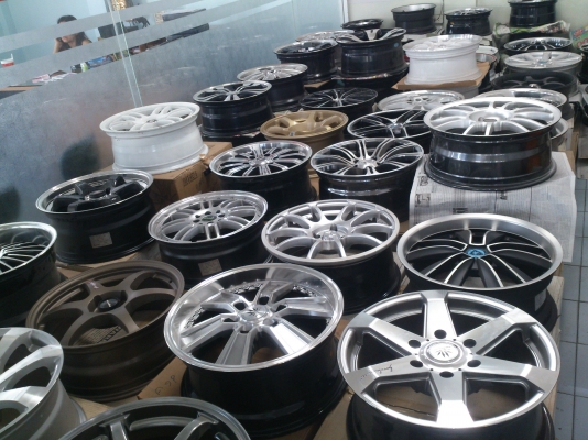 ขายแม็กใหม่ล้างสต๊อก มีทั้งขอบ15, 16, 17  มีทั้ง 4รู100/114 ,5รู100/114 และ6รู139.7 จำนวน 45 ชุด ราคา6500/ชุด  (ไม่มีตำหนิ) มาก่อนเลือกก่อน ราคาคุยกันได้ (มีจำนวนจำกัด)
