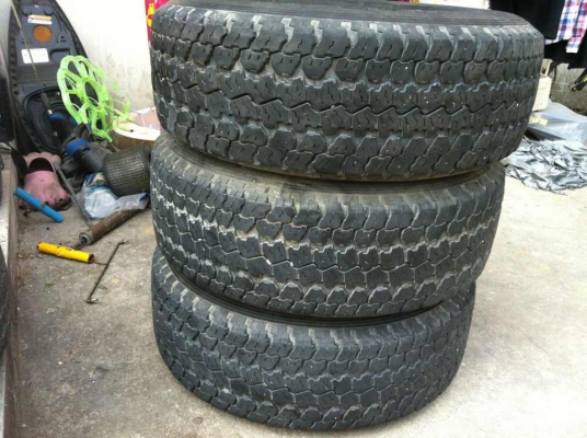 ยางกู๊ดเยียร์ 225 70 r15 มี 3 เส้น ราคาเส้นละ 600 บาท ต่อรองได้