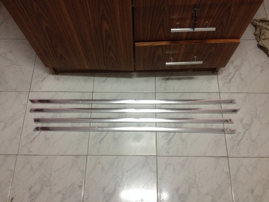 ขายคิ้วโครเมียมขอบกระจกประตู BMW e30 จำนวน4ชิ้น สภาพสวยคับมีรอยยิ้มชิ้นเดียวคับ ราคา1500บาท โทร0875077464โส กทม