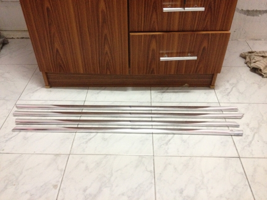 ขายคิ้วโครเมียมขอบกระจกประตู BMW e30 จำนวน4ชิ้น สภาพสวยคับมีรอยยิ้มชิ้นเดียวคับ ราคา1500บาท โทร0875077464โส กทม