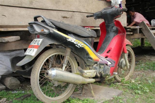 ขายรถซูซูกิเบส ไม่มีทะเบียนสต๊าทไม่ติดขายตามสภาพ เครื่องกดลงรถบ้านจอดประมาณสี่ปีครับ