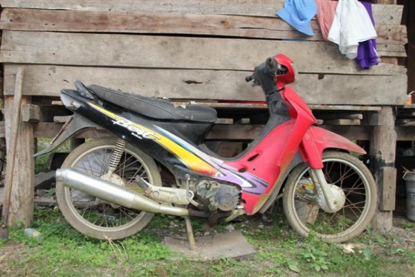 ขายรถซูซูกิเบส ไม่มีทะเบียนสต๊าทไม่ติดขายตามสภาพ เครื่องกดลงรถบ้านจอดประมาณสี่ปีครับ