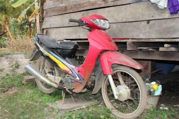 ขายรถซูซูกิเบส ไม่มีทะเบียนสต๊าทไม่ติดขายตามสภาพ เครื่องกดลงรถบ้านจอดประมาณสี่ปีครับ