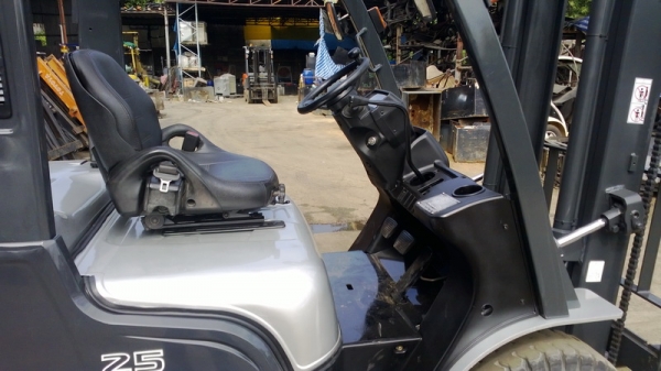 รถยกนิสสัน น้ำหนักยก 2.5 ตัน เสาสูง 4 เมตร เครื่องดีเซล เกียร์ออโต้