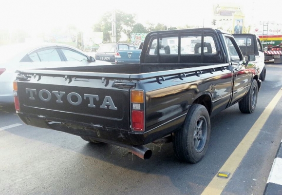 ขายถูกๆ >> รถกระบะ Toyota rn 40 ..สีดำ(ทำใหม่)+ล้อแม็กดาว...รถพร้อมขับ.อยู่ จ.ศรีสะเกษ