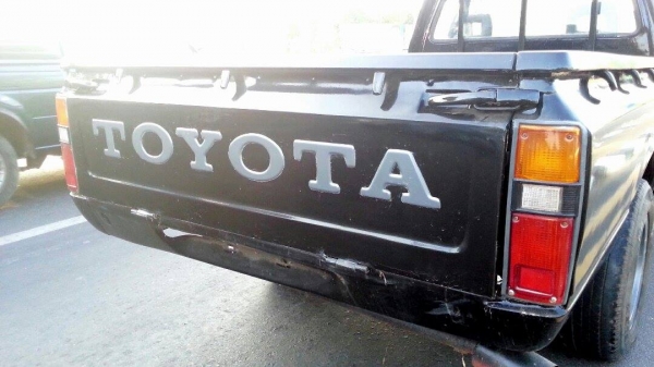 ขายถูกๆ >> รถกระบะ Toyota rn 40 ..สีดำ(ทำใหม่)+ล้อแม็กดาว...รถพร้อมขับ.อยู่ จ.ศรีสะเกษ