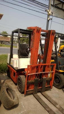 ขายด่วนๆ ถูกๆ รถยกนิสสันรุ่นz น้ำหนักยก 2.5 ตัน เสาสูง 4.50 เมตร เครื่องดีเซล เกียร์ออโต้