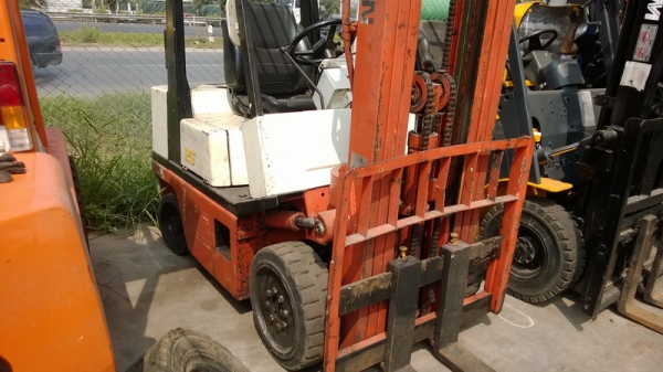 ขายด่วนๆ ถูกๆ รถยกนิสสันรุ่นz น้ำหนักยก 2.5 ตัน เสาสูง 4.50 เมตร เครื่องดีเซล เกียร์ออโต้