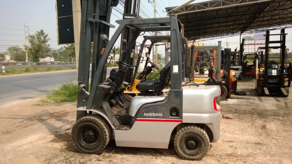 รถยกนิสสันรุ่นใหม่ล่าสุด ยก 2.5 ตัน เสาสูง 4.50 เมตร เครื่องเบนซินติดแก๊สเรียบร้อย เกียร์ออโต้