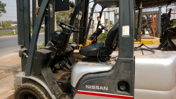 รถยกนิสสันรุ่นใหม่ล่าสุด ยก 2.5 ตัน เสาสูง 4.50 เมตร เครื่องเบนซินติดแก๊สเรียบร้อย เกียร์ออโต้