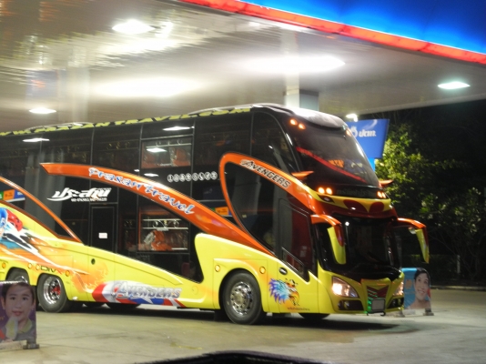 รถบัส 8 ล้อ scania