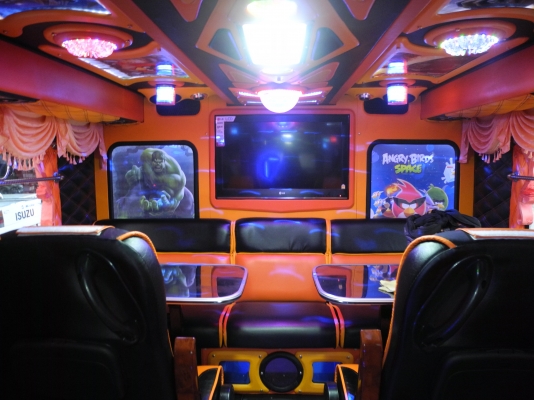 รถบัส 8 ล้อ scania