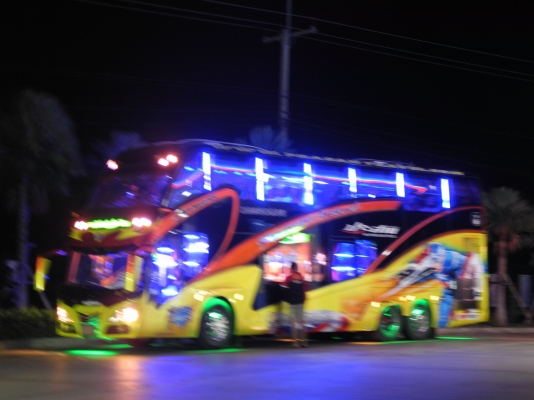 รถบัส 8 ล้อ scania