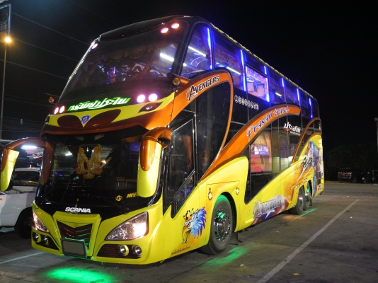 รถบัส 8 ล้อ scania