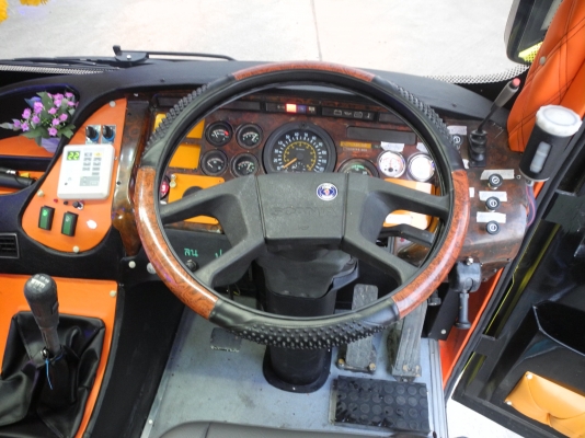 รถบัส 8 ล้อ scania