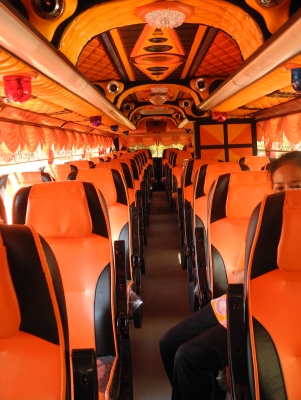 รถบัส 8 ล้อ scania