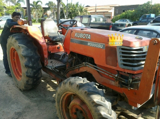 KUBOTA M5000 SU - 2 เพลา สภาพดีมากครับพร้อมใช้งาน ทำงาน 3,500 ชม. เครื่องปั๊มแห้งดีแรงดีไม่มีเยิ้ม อุปกรณ์ครบพร้อม มีใบดันหน้า ผานพรวนดิน 6 ช่วงล่างแน่น ยาง 4 เส้นประมาณ 60\% พร้อมใช้งาน เอกสารเล่มทะเบียนครบครับ KUBOTA M5000 SU - 2 เพลา สภาพดีมากครับพร้อมใช้งาน ทำงาน 3,500 ชม. เครื่องปั๊มแห้งดีแรงดีไม่มีเยิ้ม อุปกรณ์ครบพร้อม มีใบดันหน้า ผานพรวนดิน 6 ช่วงล่างแน่น ยาง 4 เส้นประมาณ 60\% พร้อมใช้งาน เอกสารเล่มทะเบียนครบครับ