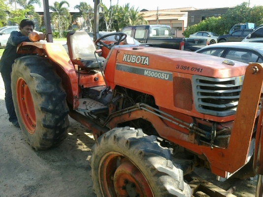 KUBOTA M5000 SU - 2 เพลา สภาพดีมากครับพร้อมใช้งาน ทำงาน 3,500 ชม. เครื่องปั๊มแห้งดีแรงดีไม่มีเยิ้ม อุปกรณ์ครบพร้อม มีใบดันหน้า ผานพรวนดิน 6 ช่วงล่างแน่น ยาง 4 เส้นประมาณ 60\% พร้อมใช้งาน เอกสารเล่มทะเบียนครบครับ