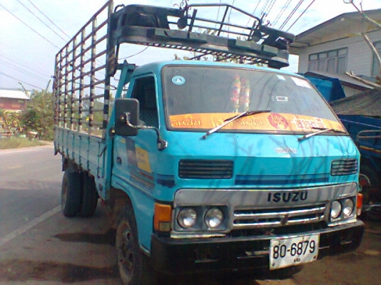 ISUZU KS22 - 110 HP 4BD1 ฝาขาว รถสภาพดีมากๆครับคันนี้ ช่วงล่างคัชซีสวยไม่มีผุไม่มีดามเลย กระบะคอกเหล็กยาว 4.30 เมตร หัวบางสวยไม่ผุภายในเก๋งอยู่ครบ ช่วงล่างเดิมๆไม่มีปัญหาเลย ยางสภาพดี 70\% พร้อมบรรทุกพร้อมใช้งาน เอกสารทะเบียนภาษีครบพร้อมโอนได้เลย ราคาต่อรอ