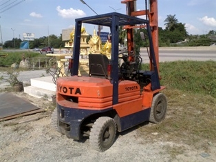 ขายรถโฟลค์ลิฟ TOYOTA FD20-5 ยกได้สูง 4 เมตร T.0894071471