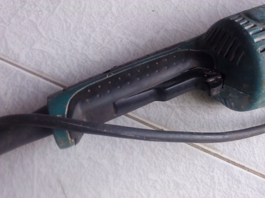 เครื่องเจียรไฟฟ้า 9 นิ้ว 2200 วัตต์ Makita รุ่น GA9020แท้100\%(มีVDO ทดสอบให้ดู)