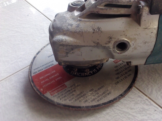 เครื่องเจียรไฟฟ้า 9 นิ้ว 2200 วัตต์ Makita รุ่น GA9020แท้100\%(มีVDO ทดสอบให้ดู)