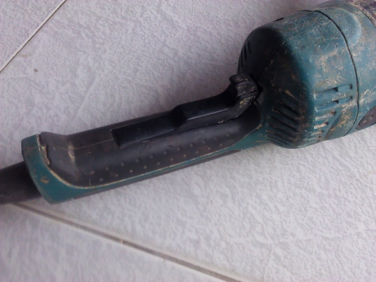 เครื่องเจียรไฟฟ้า 9 นิ้ว 2200 วัตต์ Makita รุ่น GA9020แท้100\%(มีVDO ทดสอบให้ดู)