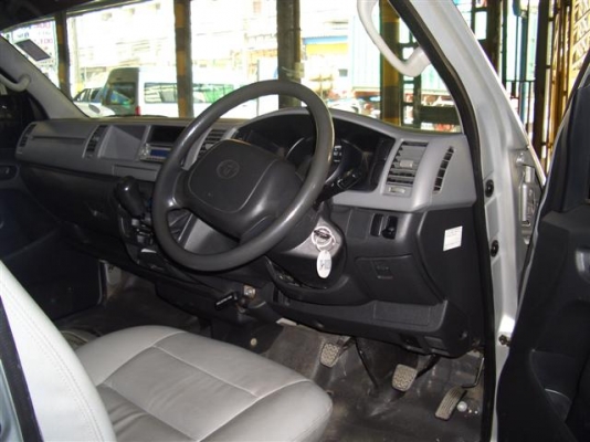 รถตู้commuterหลังคาสูง2.5D4D เบาะหนังVIP4แถว ไฟแนนซ์จัดเต็มFREEดาวน์