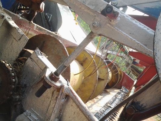 รถเกี่ยวใหญ่อุ้ม 2.9ตัน เครื่อง210 แรง ตัวเดินไดกิ้น22 ปั้มไดกิ้น พร้อมใช้