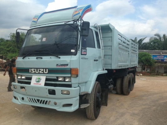 รถบรรทุกสิบล้อ ISUZU 240 แรงม้า สภาพสวย พร้อมใช้งาน เอกสารพร้อมโอน