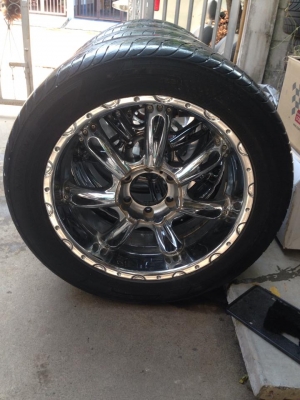 ขายล้อกล้วยโครเมี่ยม ขอบ20 6รู กว้าง8.5 พร้อมยาง ถูกๆ 17000.-