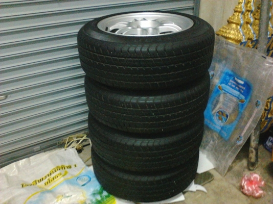 ขายด่วน ล้อแม็กซ์ พร้อมยางใหม่ ๆ ทั้งชุด ขอบ15