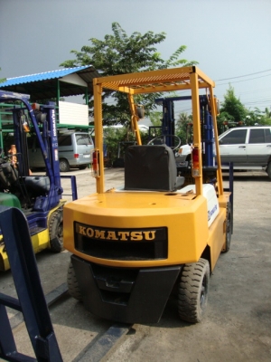 +++ขายรถโฟล์คลิฟท์ KOMATSU  FD25-10  เครื่องยนต์ดีเซล  เกียร์ธรรมดา  เสา 3 เมตร  งา 070  มม.  ยางตัน  *** รถนอกสภาพดี พร้อมใช้งาน  ราคา รายละเอียดคุยได้ครับ***