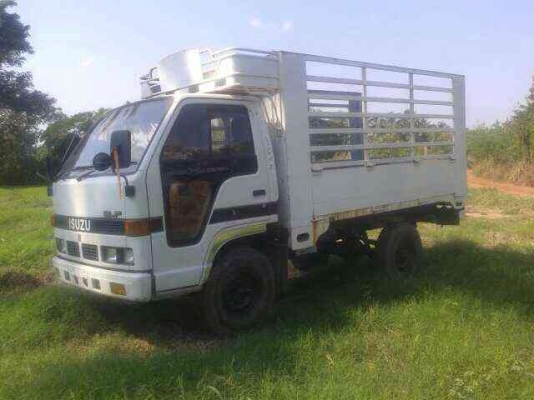 ขายรถบรรทุก Isuzu เครื่อง 75 แรง หัวไฟฟ้าลงเล่มแล้ว แอร์พร้อม เพลาลอย กระบะเปิดข้างได้