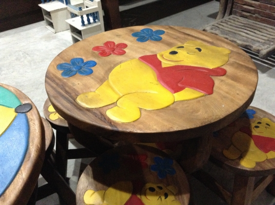 ขายโต๊ะและเก้าอี้4ตัวไม้สักอย่างดีแบบเตี้ยมี2ลายคือโดราเอม่อนกับลายหมีพรู
