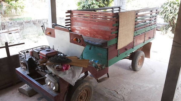 **79,000 บ.ต่อรอง**ขายแต๋น4ล้อ KUBOTA ET11แรง เครื่องแน่นดี ติดง่าย ช่วงล่างเดิม คัสซีหน้า4 คัสซีดี เกียร์ดี มีสโลวกลาง กระบะพื้นไม้คอกไม้ สภาพดีไม่ผุ ยาว2.0ม.ยางดี4เส้น บรรทุก 4ตัน สภาพพร้อมใช้ พร้อมลุยงาน ทะเบียนขาด เอกสารเล่มทะเบียนครบ ราคาต่อรองได้เด้