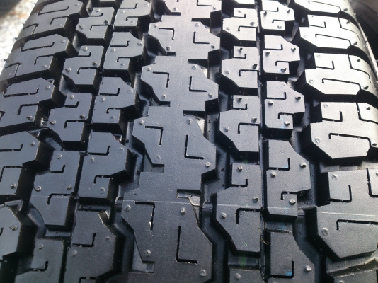 ขายแม๊ก เชฟโรเลต ถอดป้ายแดงพร้อมยาง บริสโตน 245/70R16 ยางสัปดาห์ที่37 ปี13 ตุ่มหน้ายางอยู่ครบทุกเส้น (สภาพใหม่มาก) จำนวน 1 ชุด