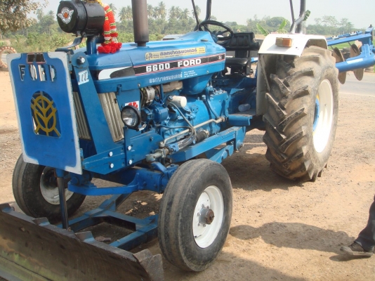 ขายรถไถฟอร์ด 6600 เสื้อลาย สภาพดี เจ้าของขายเอง (รถบ้านแท้ ๆ )ใช้งานทุกวัน